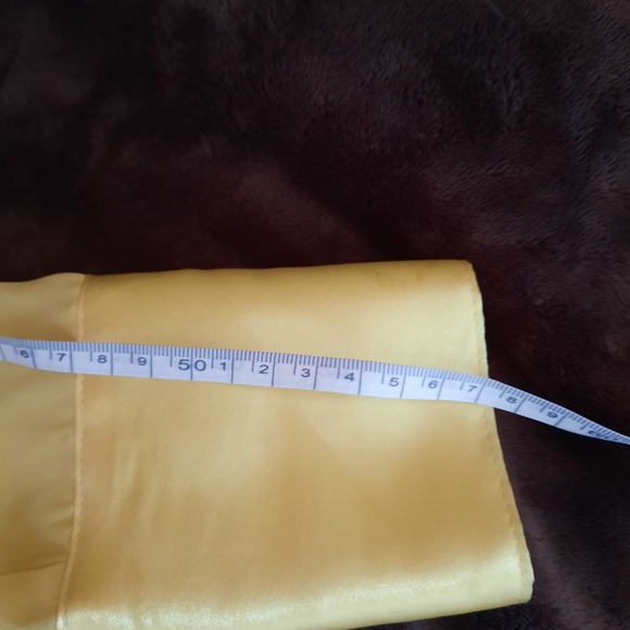 Woman's yellow shirt - Picture 11 of 11